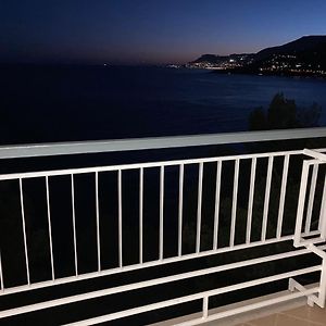 Cliffside Apartment With Stunning Riviera Views Вентімілья Exterior photo