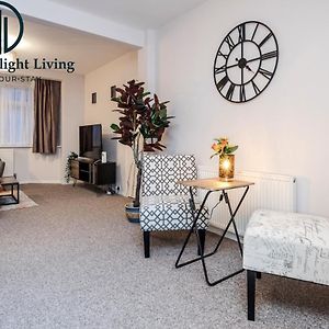 Dwellers Delight Living Ltd Serviced Accommodation Fabulous House 3 Bedroom, Hainault Prime Location ,Greater London With Parking & Wifi, 2 Bathroom, Garden Чіґвелл Exterior photo