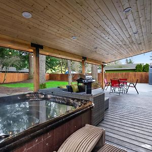 Cheerful One Level Home With Hot Tub And Beautiful Yard Ванкувер Exterior photo