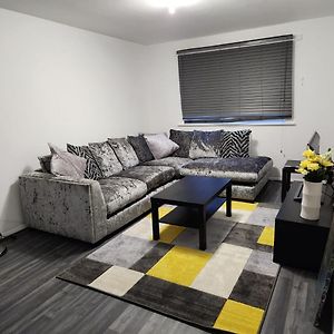 1 Bedroom Service Apartment With Netflix Вест-Таррок Exterior photo