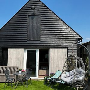 Quirky 1 Bedroom Barn On The River In Ерандел Exterior photo