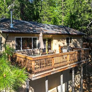 Cozy Mi-Wuk Village Cabin With Deck! Exterior photo