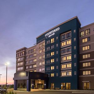 Готель Courtyard By Marriott Calgary South Exterior photo