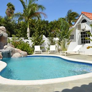 Luxury Villa With Private Pool Near Mambo And Cabana Beach Віллемстад Exterior photo