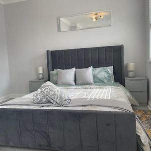 Luxury 2 Bedroom Maisonette With Private Garden, Fibre Wifi, Sky Channels Кемберлі Exterior photo