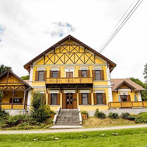 Bed and Breakfast Sasreti Vadaszkastely Almamellek Exterior photo