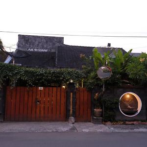 Puri Minggiran Guest House Джок'якарта Exterior photo