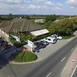 Bed and Breakfast Kisduna Etterem-Panzio Дунахарасті Exterior photo