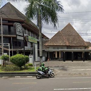 Capital O 93240 Candra Dewi Hotel Джок'якарта Exterior photo