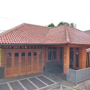 Rumah Kayu Syariah Кунінґан Exterior photo