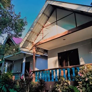 Вілла Fiqthya Chalet & Cafe Kampong Ayer Batang Exterior photo