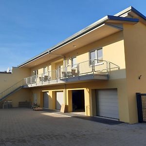 Kleine Auszeit - Ferienwohnungen In Флонгайм Exterior photo