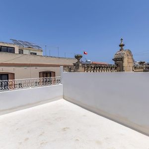 Апартаменти Town House In The Heart Of Luqa - Close To Malta International Airport Exterior photo