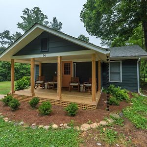 Peach & Pine Cottage Блек-Маунтін Exterior photo