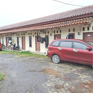 Готель Oyo Life 93590 Penginapan Palapa 10 Syariah Бандар-Лампунг Exterior photo