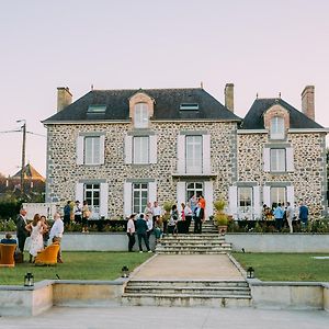 Bed and Breakfast Domaine Les Jardins Darsene Tinteniac Exterior photo