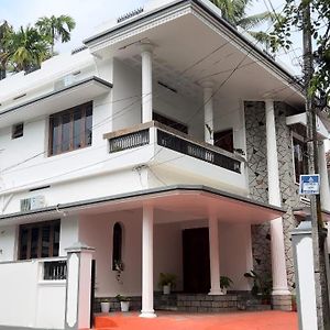 Апартаменти Hosted By Resmi Jayalal Kochi Exterior photo