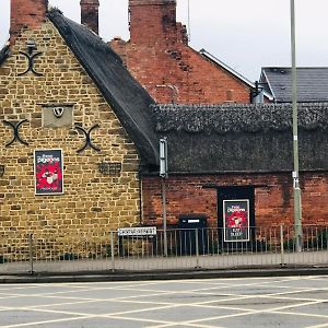 The Three Pigeons Inn Банбері Exterior photo