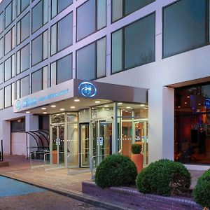 Готель Hilton London Gatwick Airport Горлі Exterior photo