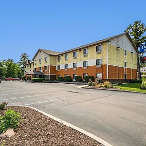 Days Inn & Suites By Wyndham Траверс-Сіті Exterior photo