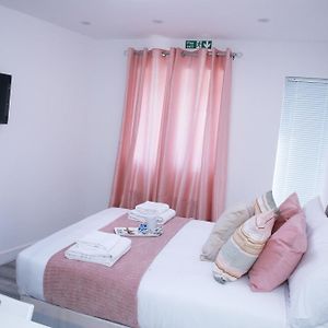 Апартаменти Harrow Luxury Flat With Free Parking. Лондон Room photo