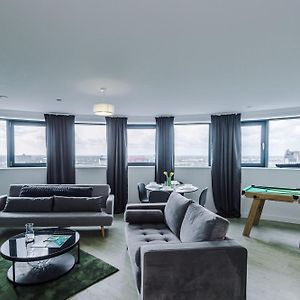 Stylish Apartment, Sleeps 6, Pool Table, Smart Tvs, Parking Available Манчестер Exterior photo