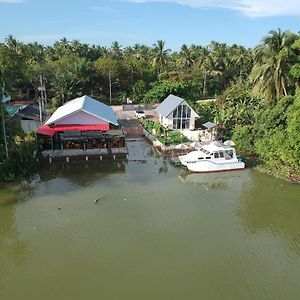 Boat House Marina Restaraunt And Homestay Сурат-Тхані Exterior photo