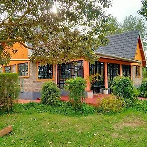 The Orange Cottage Ньєрі Exterior photo