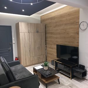 Central 4 Modern Apartment With Free Parking Серрес Room photo