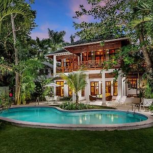 Luxury Villa Beachfront With Pool&Ac Негрил Exterior photo