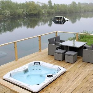 Willow'S Lakeside Lodge With Hot Tub At Tallington Lakes Стамфорд Exterior photo