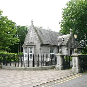Historic Baronial Lodge With Parking, Aberdeen City Centre Exterior photo