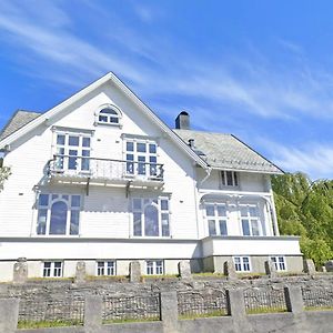 Villa Med Stor Hage Midt I Alesund Sentrum Exterior photo