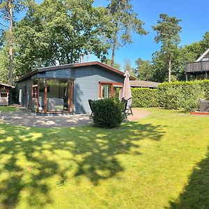 Вілла Dubbele Chalet Op Recreatiepark Topparken Op De Veluwe In Beekbergen Met Grote Vrije Tuin En Eigen Parkeerplaats Exterior photo