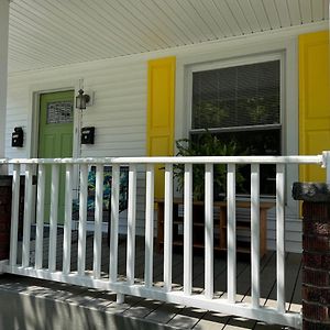 Вілла Apt A The Yellow Shuttered House Sharon Exterior photo