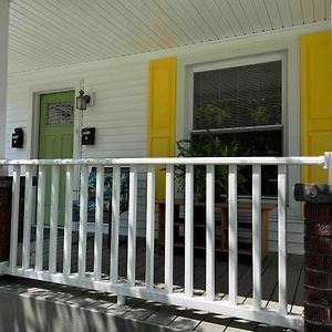 Вілла The Yellow-Shuttered House Apt B Sharon Exterior photo