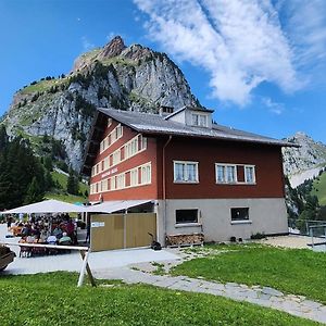 Готель Berggasthaus Holzegg Alpthal Exterior photo