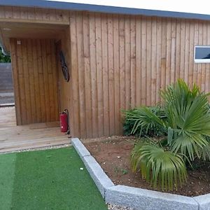 Chalet Charmant Avec Jacuzzi A La Neuville Du Bosc Exterior photo