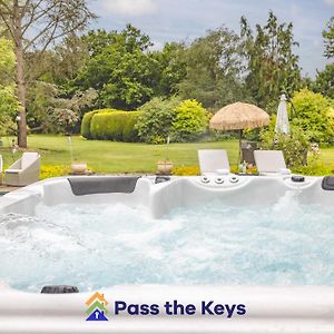 Вілла Extensive Gardens Hot Tub I Pass The Keys Twyford  Exterior photo