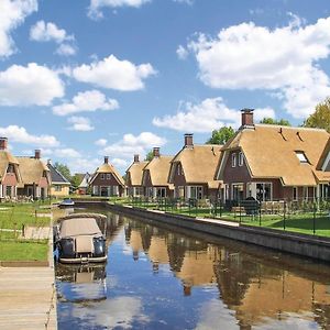 Atmospheric Villa With Nice Garden In A Holiday Park At The Water In Friesland Ідскенгейзен Exterior photo