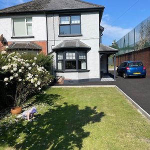 Вілла Cheerful 2 Bed House On Causeway Coastal Route With Parking Whiteabbey Exterior photo