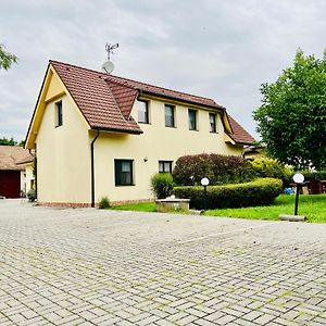 Готель Penzion Hurka Пардубіце Exterior photo