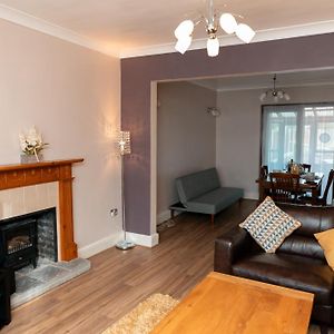 Апартаменти Frimley, Sleeps 6 With Free Parking, Free Wi-Fi And Netflix Exterior photo