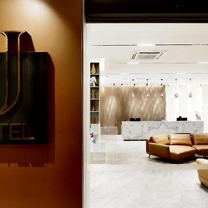 J Hotel Бандар-Сері-Бегаван Exterior photo