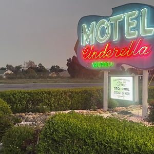 Cinderella Motel Голлістер Exterior photo