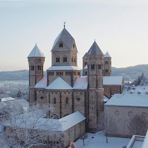 Готель Gastfluegel Der Abtei Maria Laach Glees Exterior photo