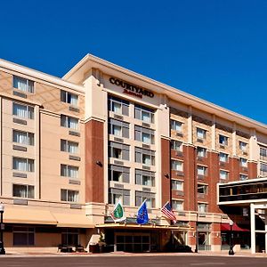 Готель Courtyard Fort Wayne Downtown At Grand Wayne Convention Center Exterior photo