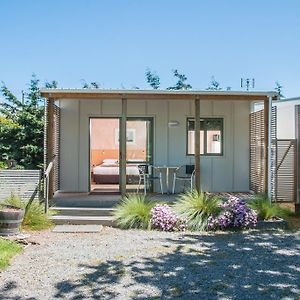 Готель Martinborough Top 10 Holiday Park Exterior photo