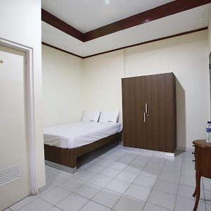 Готель Reddoorz @ Mampang 23 Pancoran Room photo