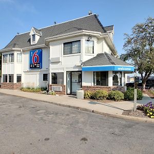 Motel 6 Milwaukee West - Брукфілд Exterior photo